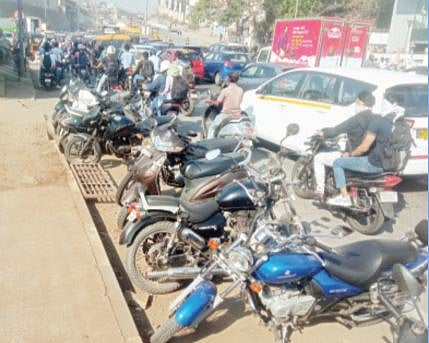पुणे : बेशिस्त पार्किंगमुळे वाहतुकीस अडथळा
