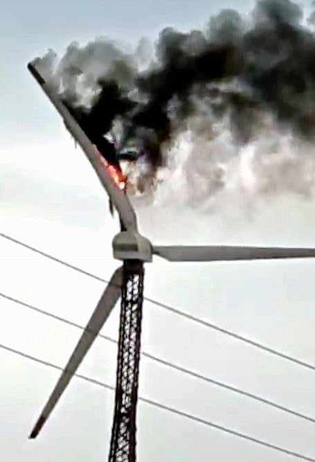 नगर : वीज पडून पवनचक्की खाक ; साकत परिसरातील घटना