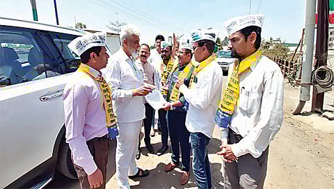 पंचवटी : पेठ रोड दुरुस्तीबाबत पालकमंत्री दादा भुसे यांना निवेदन देताना आम आदमी पार्टीचे देवळाली विधानसभा अध्यक्ष गिरीश उगले पाटील, प्रसिद्धिप्रमुख चंदन पवार, युवा आघाडी राज्य समिती सदस्य स्वप्निल घिया, युवा आघाडी सहसचिव प्रदीप लोखंडे, चंद्रशेखर महानुभव, सौरभ मराठे.(छाया : गणेश बोडके)