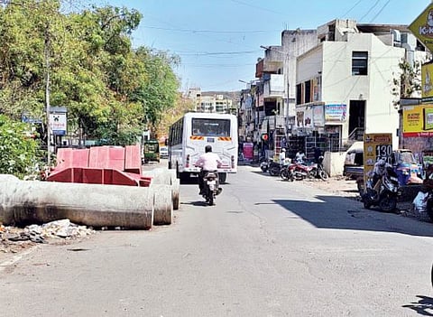 पुणे : रस्त्यावर ठेवलेल्या पाईपचे करायचे काय ?