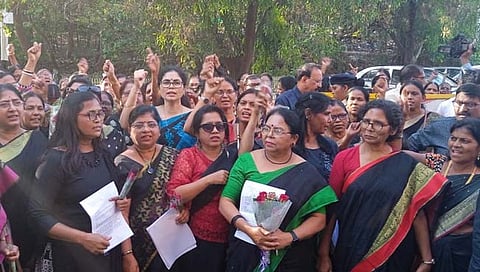 नागपूर: प्रबुद्ध महिलांच्या वतीने काळे वस्त्र परिधान करुन सरकारचा निषेध