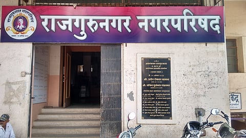 पुणे : आंधळं दळतय अन…! राजगुरूनगर नगरपरिषदेत सावळागोंधळ