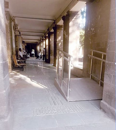 दिव्यांगांच्या रॅम्पमुळे सोय कमी अन् गैरसोयच जास्त