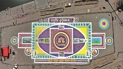 नाशिक : नीलेश देशपांडे यांच्या संकल्पनेतून गोदाघाटावर साकारण्यात आलेली महारांगोळी. (छाया: हेमंत घोरपडे)