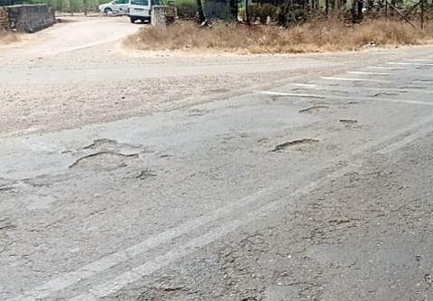 बारामती : कठीण पुलाजवळ रस्त्याची चाळण