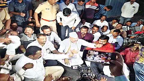 उगाव : निफाड तालुक्यातील नुकसानग्रस्त शेतकर्यांकडून नुकसानीची माहिती घेताना कृषिमंत्री अब्दुल सत्तार.