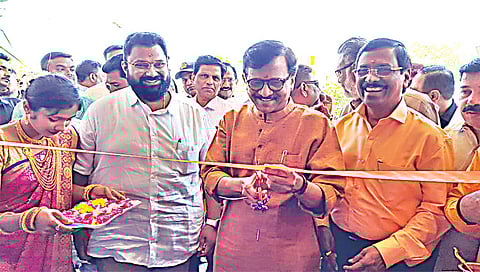 मालेगाव : शिवसेना-उद्धव बाळासाहेब ठाकरे मध्यवर्ती कार्यालयाचे उद्घाटन करताना खासदार संजय राऊत. समवेत मान्यवर.