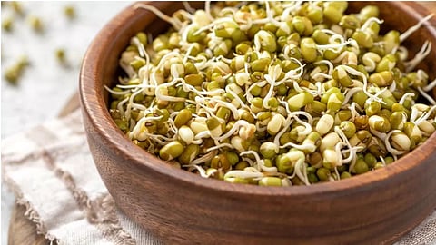 Benefits of Sprouts | मोड आलेल्या कडधान्यांचे हे आहेत ५ फायदे – वजन घटवण्यापासून ते चांगल्या दृष्टीसाठी फायदेशीर