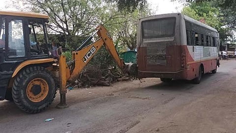 एसटीला जेसीबीचा धक्का