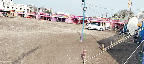 विविध फडमालकांच्या राहुट्यांनी सजलेली नारायणगाव तमाशा पंढरी.