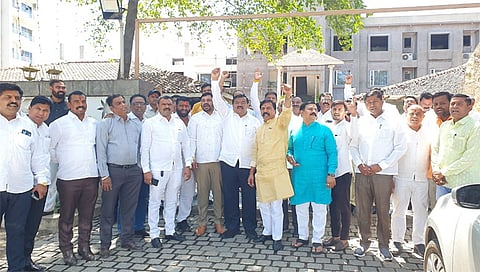 नाशिक : उद्धव ठाकरे यांच्या सभेच्या पार्श्वभूमीवर आयोजित बैठकीला उपस्थित शिवसैनिक.