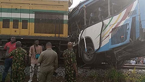 बसची रेल्वेला धडक