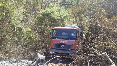 टँकर दरीत घसरला