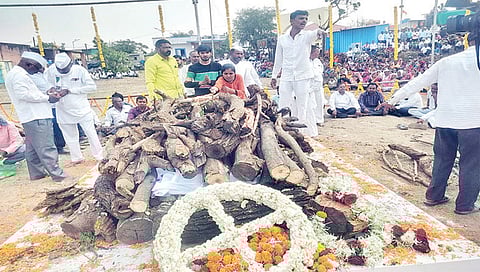 आगासखिंड : वीर जवान खंडू बरकले यांच्या पार्थिवाचे अंतिम दर्शन घेताना कुटुंबीय.
