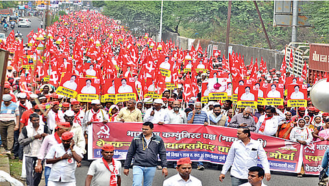 नाशिक : भाकप (मार्क्सवादी) नाशिक जिल्ह्याच्या वतीने शेतक-यांच्या विविध मागण्यांसाठी माजी आमदार जे. पी. गावीत यांच्या नेतृत्वाखाली दिंडोरीतून विधानसभेकडे निघालेल्या पायी लाँगमार्चप्रसंगी किसान सभेचे कार्यकर्ते. (छाया: हेमंत घोरपडे)