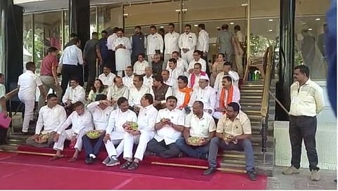 कांदा, द्राक्षाचे टोपले घेऊन विरोधी आमदारांचा विधानभवनाच्या पायर्यांवर ठिय्या