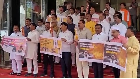 गुढी घरी उभारु का शेजारी? ; विरोधी आमदारांची सरकारविरोधात घोषणाबाजी