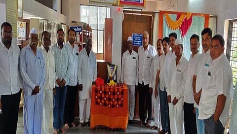 विटा - कै. डॉ. पतंगराव कदम यांच्या प्रतिमेला अभिवादन करताना अॕड. मुळीक, रवींद्र भिंगारदेवे, अॕड. संदीप मुळीक, डी. के. कदम, नंदकुमार पाटील, आनंदराव पाटील, किसनराव जानकर, विठ्ठलराव साळुंखे, सचिन शितोळे, उत्तमराव चोथे, विनय भंडारे.