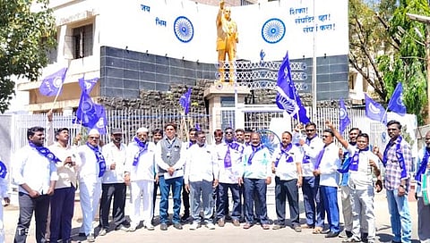 सांगली: विटा येथे फ्लेक्स फाडल्याप्रकरणी ‘रिपाइं’ कार्यकर्त्यांची निदर्शने