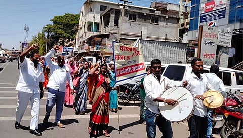 सांगली : विटा येथे ‘यशवंत’ कामगारांचा जिल्हा बँकेवर हलगी मोर्चा