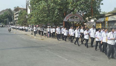 नाशिक : जागतिक आरोग्य दिनानिमित्त महाराष्ट्र आरोग्य विज्ञान विद्यापीठातर्फे काढण्यात आलेल्या जनजागृती रॅलीमध्ये सहभागी विद्यार्थी.