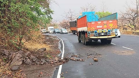 पुणे : कात्रज जुन्या घाटात दरड कोसळण्याची शक्यता : गटारी मातीने बुजली