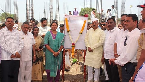धुळे : आदिवासी विकास विभाग संचलित एकलव्य मॉडेल रेसिडेन्शिअल स्कूल, लौकी ता. शिरपूर येथील इमारत बांधकामाचा पायाभरणी समारंभप्रसंगी उपस्थित आदिवासी विकास मंत्री डॉ. विजयकुमार गावित. समवेत डॉ. हिना गावित, काशीराम पावरा आदी मान्यवर. (छाया: यशवंत हरणे)