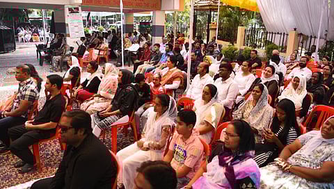 नाशिक : गुड फ्रायडेनिमित्त चर्चमध्ये जमलेले भाविक. (छायाचित्र : हेमंत घोरपडे).