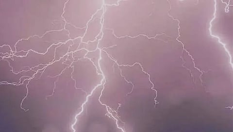 परभणी : पांगरी येथे विज कोसळल्याने एक ठार दोन जखमी, शेळ्यांचाही मृत्यु