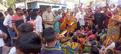 जळगाव : मुख्य चौकात जमावाने गोंधळ घालत पोलीस चौकीसमोरच ठिय्या आंदोलन केले. (छाया: चेतन चौधरी)