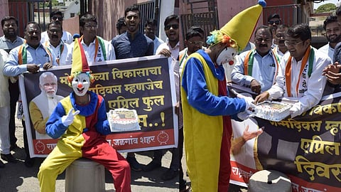 जळगाव : सत्ताधारी सरकारकडून दिलेल्या खोट्या आश्वासनांचा वाढदिवस साजरा करताना राष्ट्रवादी काँग्रेस.