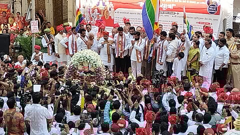 ठाणे : महावीर जयंतीनिमित्त रथयात्रेला मुख्यमंत्री एकनाथ शिंदे यांनी दाखवला झेंडा