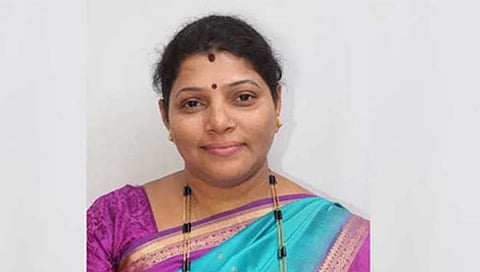 उद्धव ठाकरे रुग्णालयातून बाहेर पडताच 30 मिनिटांनी आनंद दिघेंचा मृत्यू ; मीनाक्षी शिंदे यांचा आरोप