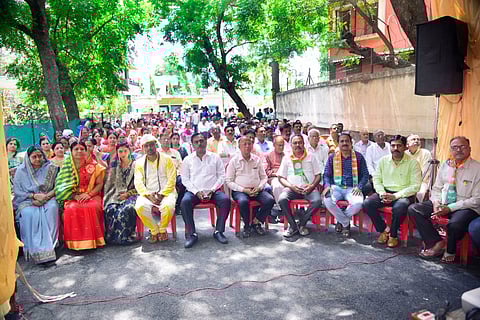 धुळे : १०० व्या 'मन की बात' कार्यक्रमाचा लाभ घेताना नव वधू-वर व नागरिक. (छाया: यशवंत हरणे)