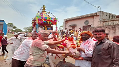 नांदगाव : भैरवनाथ यात्रोत्सवानिमित्त काढण्यात आलेल्या मिरवणूकीचा मान मिळालेले मानकरी किसन देवराम सदगीर. समवेत ग्रामस्थ. (छाया : सचिन बैरागी)