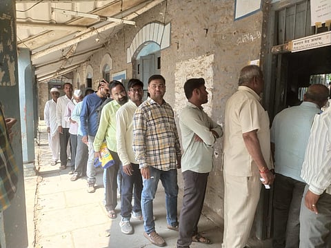 नांदगाव : कृषी उत्पन्न बाजार समिती निवडणुकीकरीता मतदानाचा हक्क बजावण्यासाठी लागलेल्या मतदारांच्या रांगा. (छाया: सचिन बैरागी)