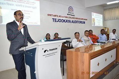 देवळाली कॅम्प : महाविद्यालयात प्राध्यापक प्रबोधिनी अंतर्गत विषयावर मार्गदर्शन करताना प्रसिध्द हृदयविकार तज्ज्ञ डॉ. हिरालाल पवार. समवेत शालेय समितीचे अध्यक्ष विलास धुर्जड, विकास समितीचे सदस्य रमेश धोंगडे आदी. (छाया: उमेश देशमुख)