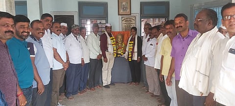 निफाड: देशसेवा करण्यासाठी मिळालेल्या संधीचे सोने करणाऱ्या यशस्वितांचा सत्कार करताना चेअरमन संदिप क्षीरसागर, व्हा. चेअरमन विजय सानप आदी मान्यवर. (छाया: दीपक श्रीवास्तव)