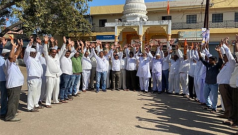 उगाव : येथील ग्रामपंचायत कार्यालयासमोर उपोषण करताना संतप्त शेतकरी.