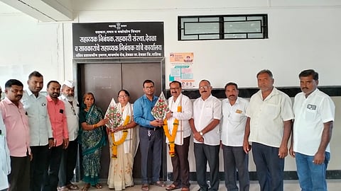 देवळा : निरंजन देवळा विकास सोसायटीचे चेअरमन योगेश आहेर , व्हा चेअरमन जिजाबाई आहेर यांची बिनविरोध निवड झाल्याबद्दल सत्कार करतांना सहायक निबधक सुजय पोटे समवेत संचालक मंडळ आदी ( छाया - सोमनाथ जगताप )