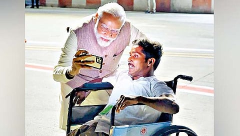 पंतप्रधानांनी शेअर केला दिव्यांग कार्यकर्त्यासह फोटो