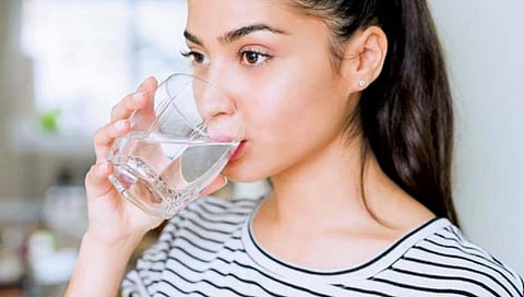 सावधान..! उभे राहून पाणी पिताय? जाणून घ्या शरीरावर होणार्या दुष्परिणामाविषयी