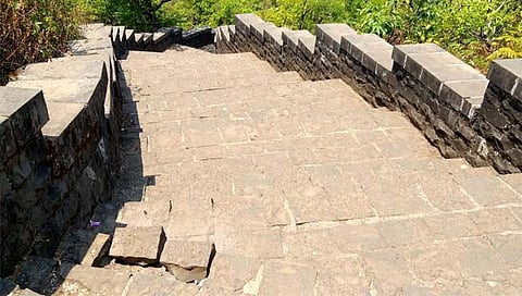कोल्हापूर : पावनखिंड येथील स्मृतिस्तंभासह पायऱ्यांचे निखळताहेत दगड