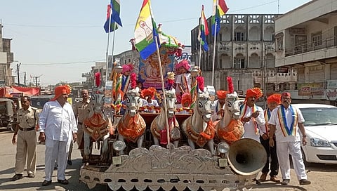 पिंपळनेर : भगवान महावीर जन्म कल्याणक महोत्सवनिमित्त काढण्यात आलेल्या शोभायात्रेत सहभागी झालेले भाविक. (छाया: अंबादास बेनुस्कर)