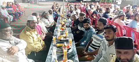 पिंपळनेर : सर्वधर्मीय एकत्र येऊन इफ्तार पार्टीत गुण्यागोविंदाने सहभागी होत पार्टीचा आनंद घेत आहेत. (छाया: अंबादास बेनुस्कर)