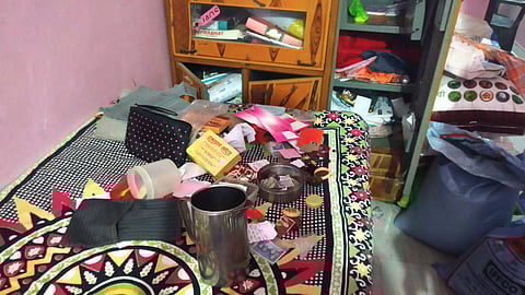 पिंपळनेर: चोरट्यांनी घरातील सामान अस्ताव्यस्त करत सोन्या चांदीच्या दागिन्यांसह रोखरक्कमेवर डल्ला मारला. (छाया : अंबादास बेनुस्कर)