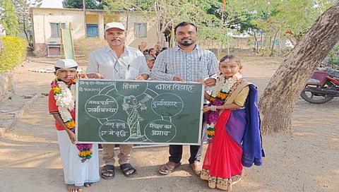 पिंपळनेर : विद्यार्थ्यांनी प्रतीकात्मक नवरदेव-नवरी यांची वेशभूषा परिधान करून विविध घोषवाक्य व चित्रांव्दारे प्रबोधन केले. (छाया: अंबादास बेनुस्कर)