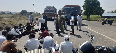 पिंपळनेर : सुरत-नागपूर राष्ट्रीय महामार्ग क्रमांक सहावरील रस्त्यावर आंदोलन करताना शेतकरी. (छाया: अंबादास बेनुस्कर)