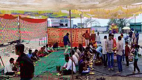 पिंपळनेर : मायंबा प्रतिष्ठानतर्फे सप्तश्रृंगी गडावर पदयात्रेत सहभागी होणाऱ्या भाविकांसाठी भोजनाची सुविधा केल्याने या महाप्रसादाचा लाभ घेताना भाविक. (छाया: अंबादास बेनुस्कर)