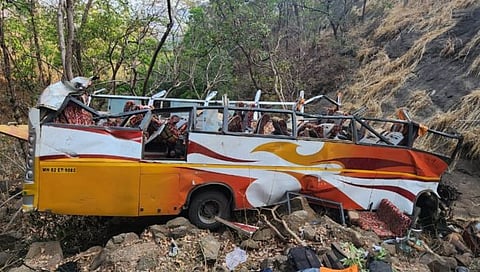 जुन्या मुंबई-पुणे महामार्गावरील बस अपघातातील मृतांच्या नातेवाईकांना ५ लाखांची मदत जाहीर